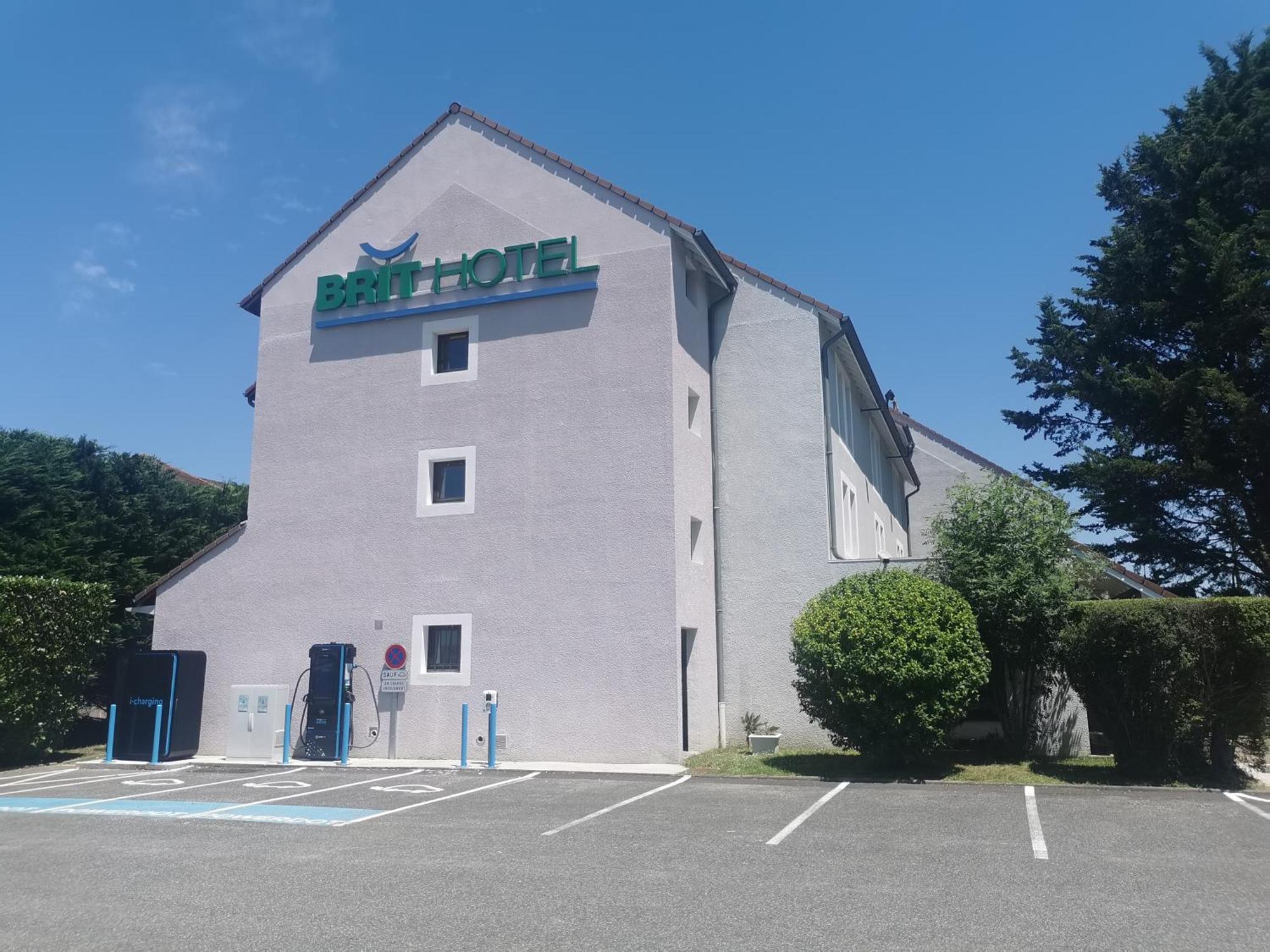 Brit Hotel Confort Pau Lons Kültér fotó