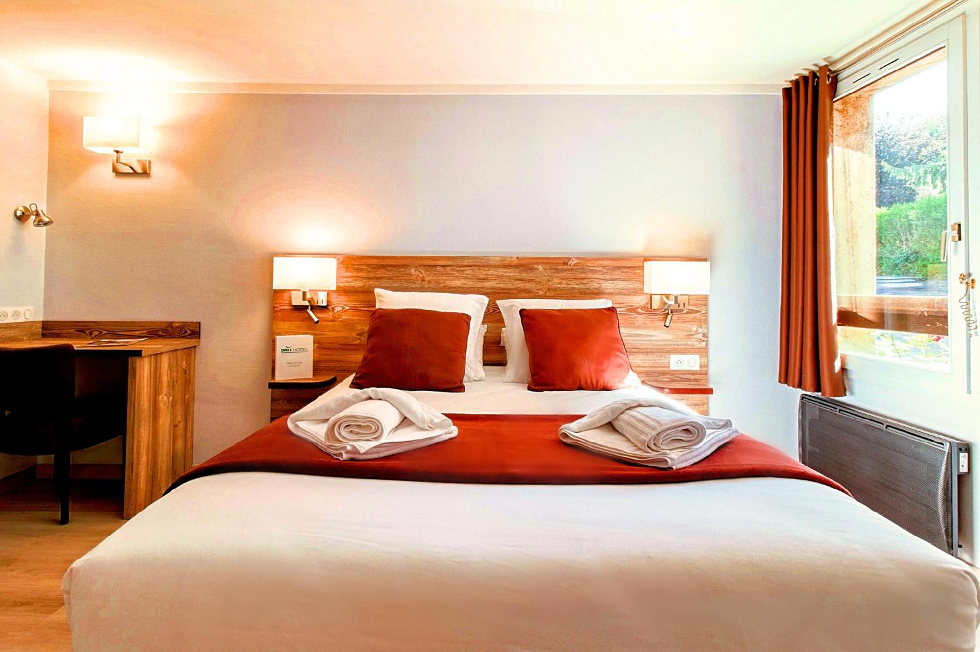 Brit Hotel Confort Pau Lons Kültér fotó