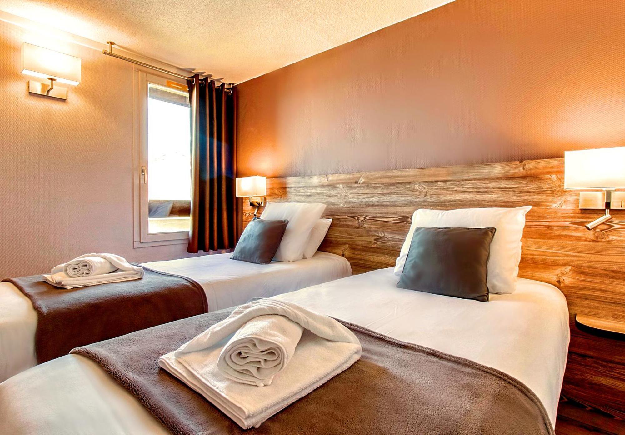 Brit Hotel Confort Pau Lons Kültér fotó