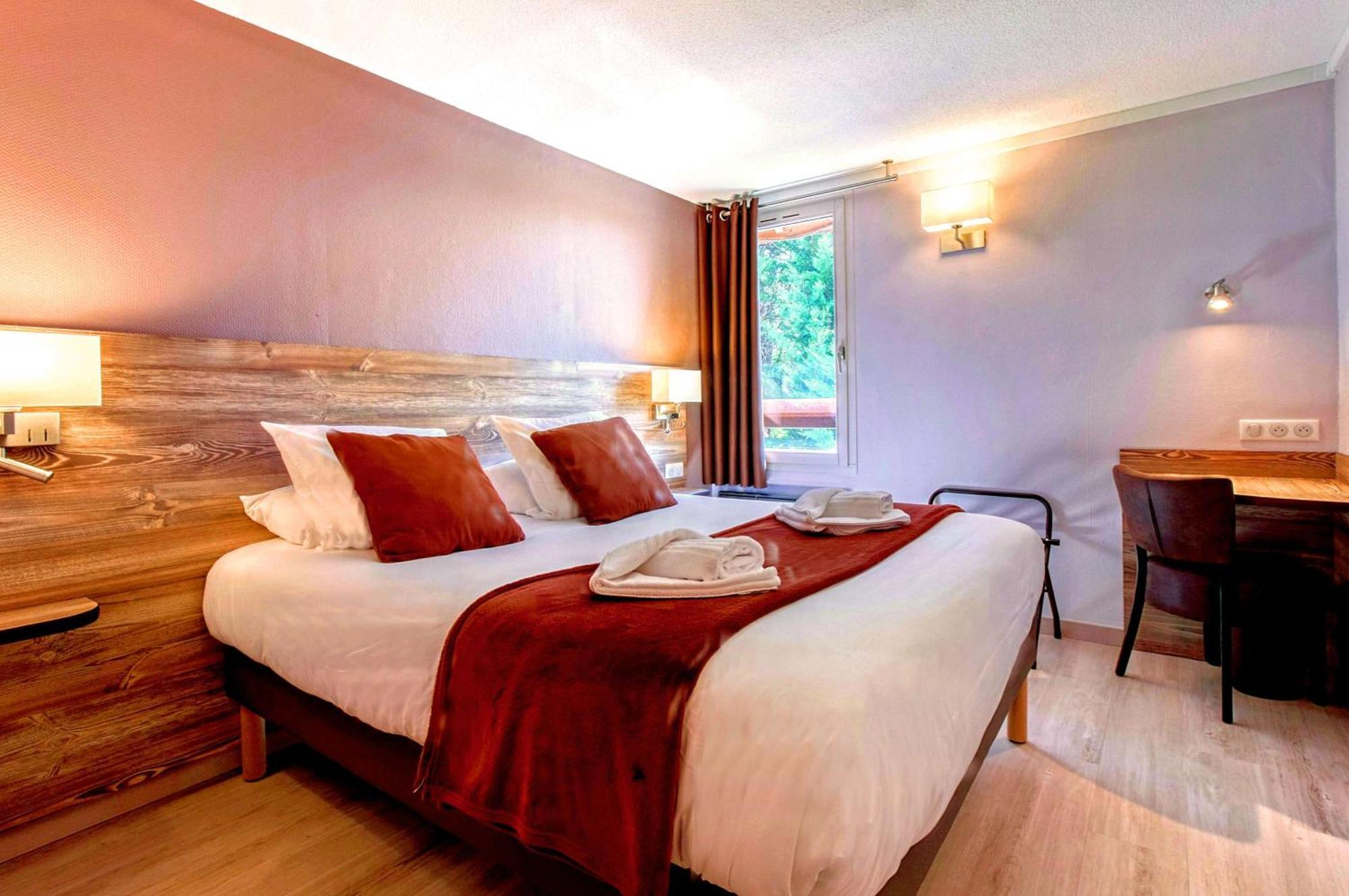 Brit Hotel Confort Pau Lons Kültér fotó