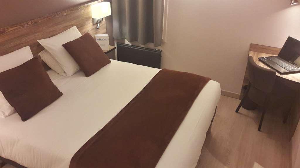 Brit Hotel Confort Pau Lons Szoba fotó