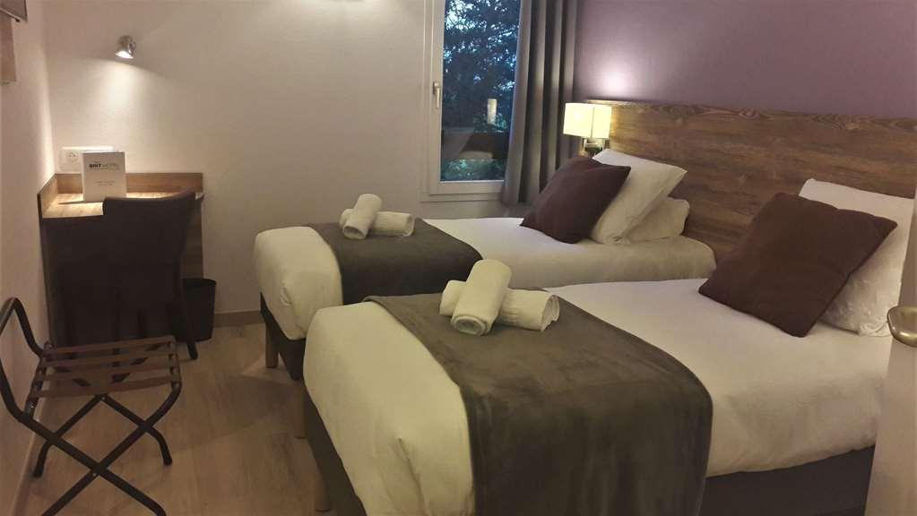 Brit Hotel Confort Pau Lons Szoba fotó