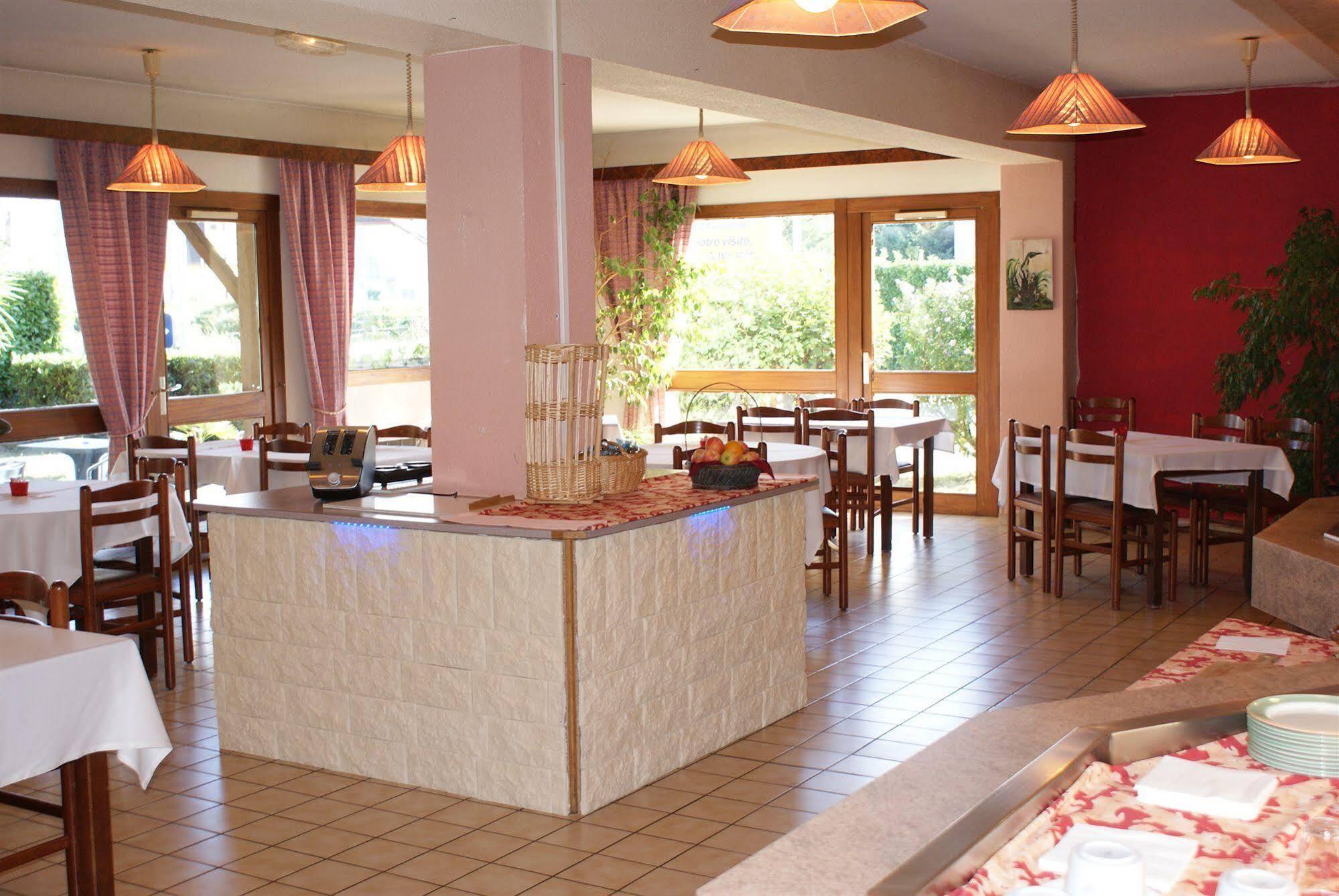 Brit Hotel Confort Pau Lons Kültér fotó