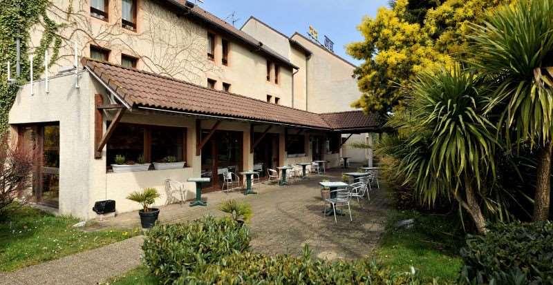 Brit Hotel Confort Pau Lons Kültér fotó